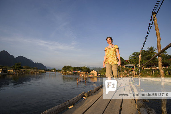 überqueren Frau Touristin jung Gesang Laos Lied Vang Vieng