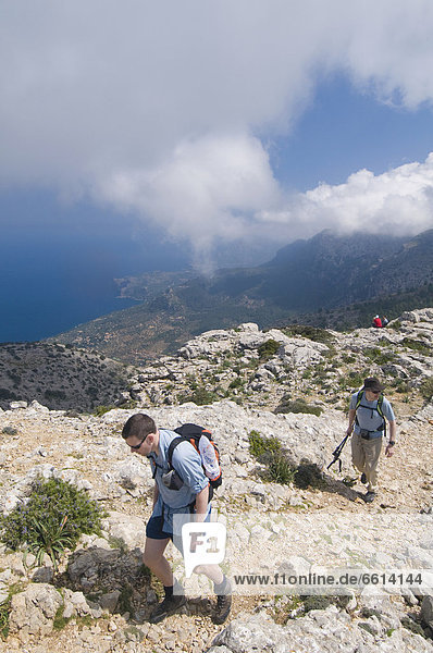 Spur  Erhöhte Ansicht  Aufsicht  Berg  Mann  folgen  wandern  2  vorwärts  bauen  Balearen  Balearische Inseln  Mallorca  Spanien