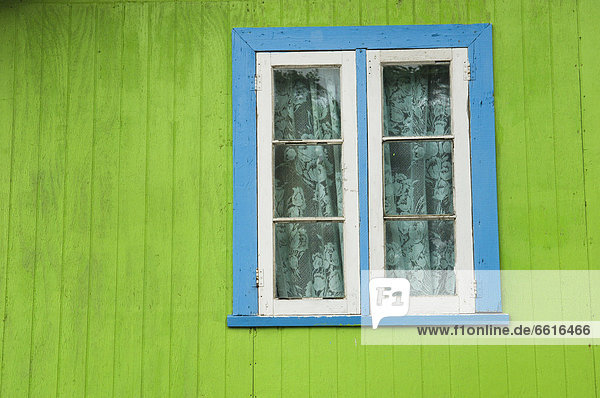 Fenster grün blau beschneiden Blockhaus Holzhaus