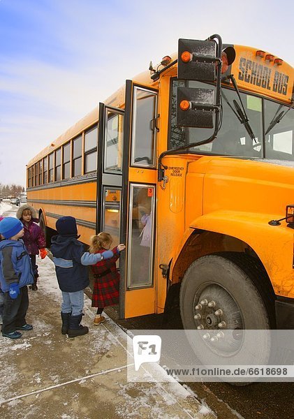 einsteigen Winter Tag Omnibus Schule (Einrichtung) Schüler