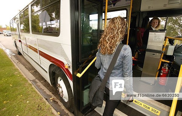 Frau  Omnibus  öffentlicher Ort