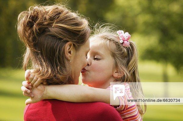 küssen  Tochter  Mutter - Mensch