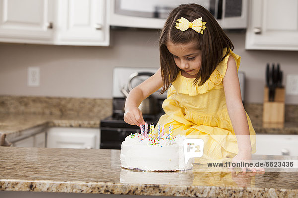 Europäer  Geburtstag  Kuchen  Kerze  Mädchen