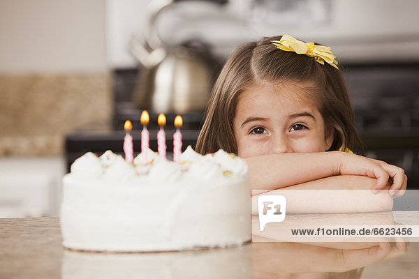 Europäer  sehen  Geburtstag  Kuchen  Mädchen