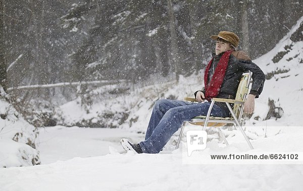 sitzend Mann Stuhl Schnee