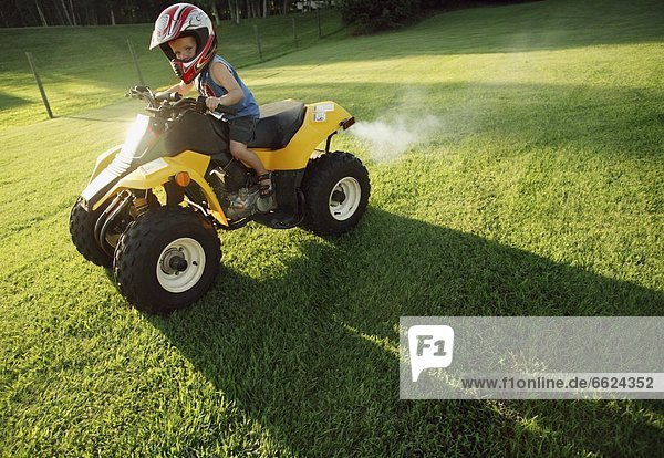 Kinderzimmer  Junge - Person  fahren  Quadbike