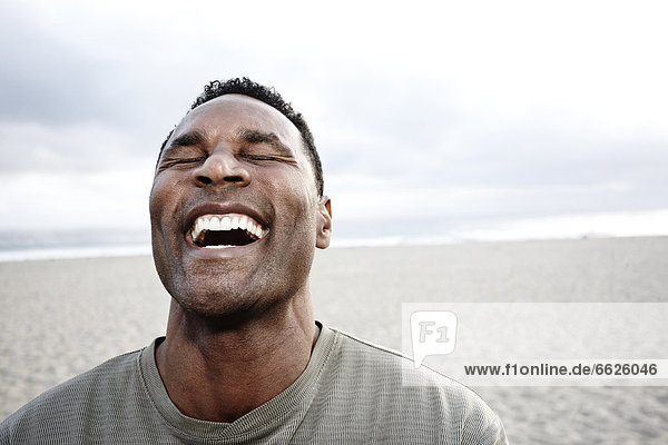 Mann  lachen  Strand  schwarz