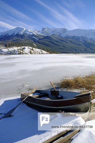 Boot  Winterurlaub  Kanada  gefroren