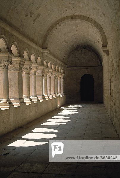 Korridor  Korridore  Flur  Flure  Säule  Gotik  Abtei  Romanik