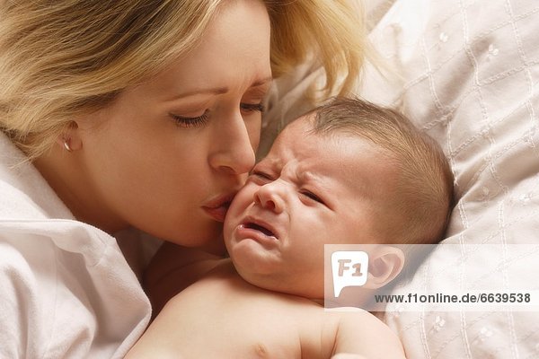weinen küssen jung Mutter - Mensch Baby