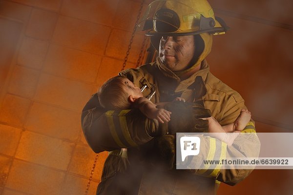 Feuerwehrmann  Rettung  Baby
