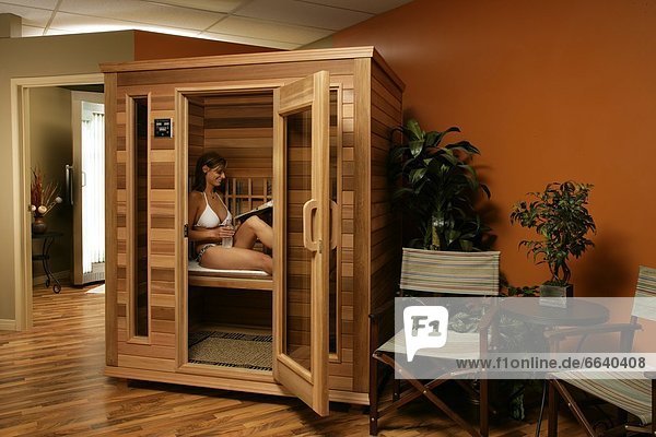 Innenaufnahme  Frau  Entspannung  Sauna