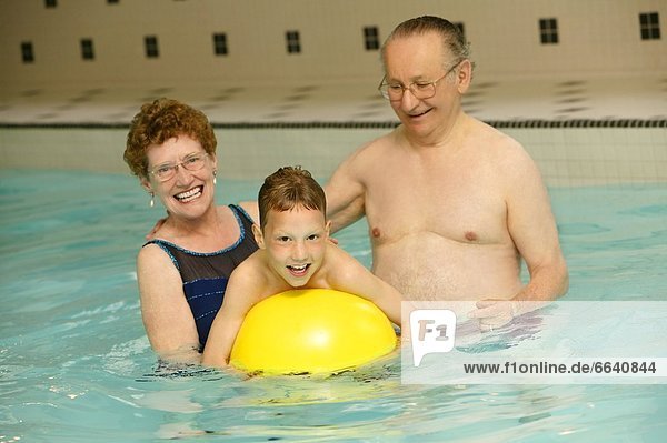 Großeltern Enkelsohn schwimmen