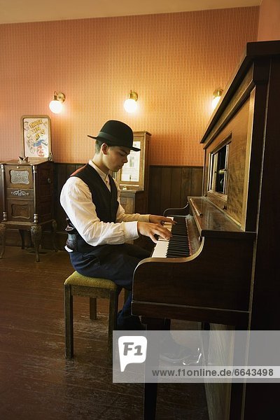 Junger Mann spielen Klavier