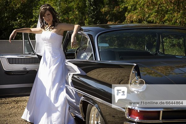 Außenaufnahme stehend Braut Hochzeit Auto