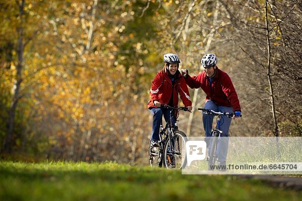 Paar fährt Fahrrad
