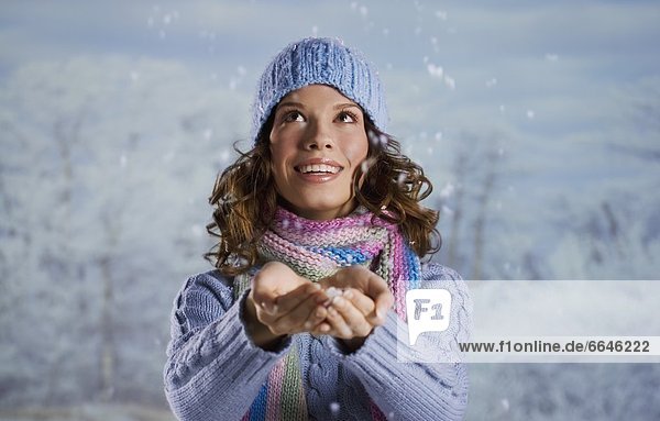 Frau  fangen  Schnee