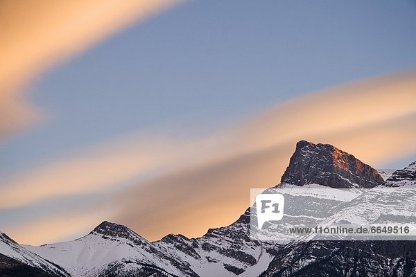 Berg  Wolke  Sonnenuntergang  über  Berggipfel  Gipfel  Spitze  Spitzen  Kootenay Nationalpark  Alberta  Kanada