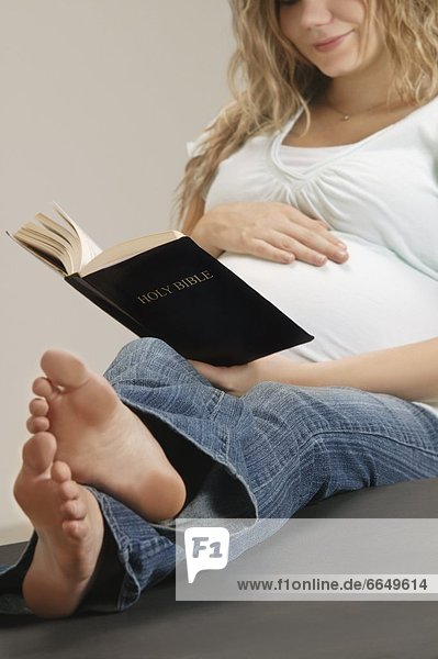Frau  Schwangerschaft  Bibel  vorlesen