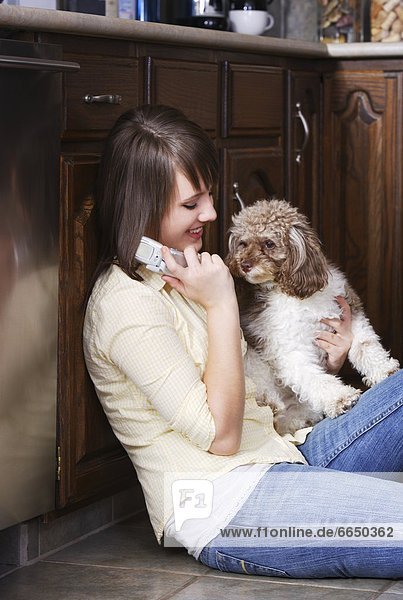 Handy Jugendlicher sprechen Hund umarmen Mädchen