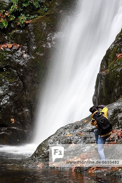 Tourist fotografieren Wasserfall