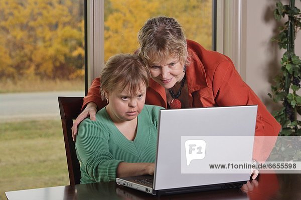 Computer  hoch  oben  auf dem Schoß sitzen  Tochter  Mutter - Mensch