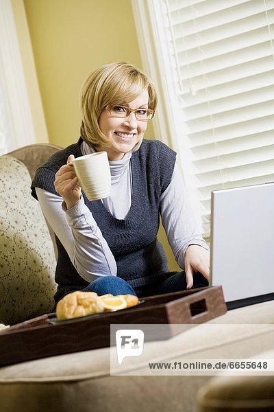 Frau Computer Notebook Wohnhaus arbeiten