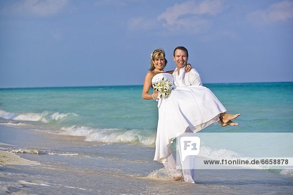 tragen  Braut  Bräutigam  Strand