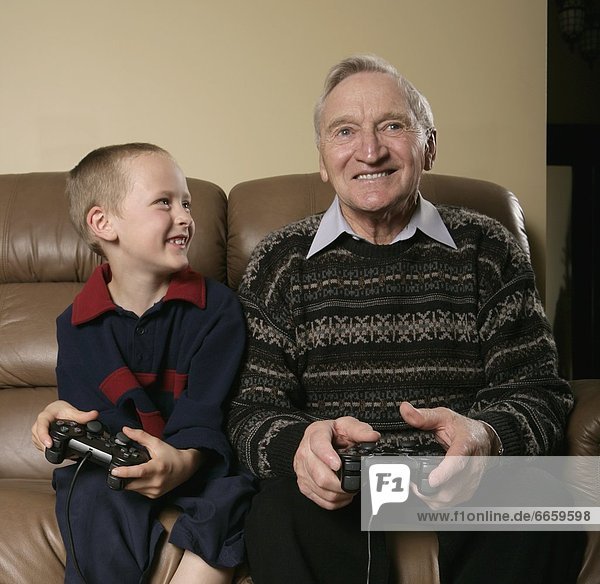 Spiel  Enkelsohn  Großvater  spielen