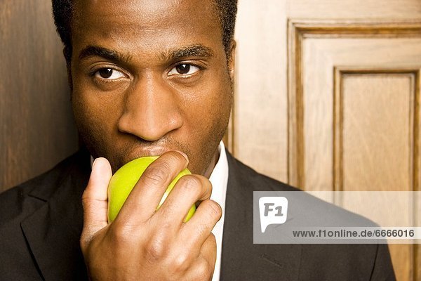 Mann  Apfel  essen  essend  isst