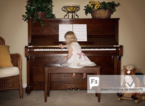Klavier  jung  Mädchen  spielen