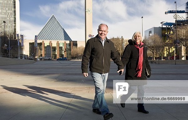 Senior  Senioren  gehen  halten  Alberta  Kanada  Edmonton