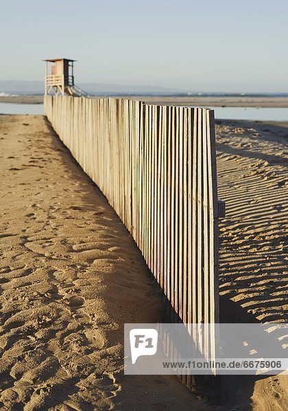 Hölzerner Zaun auf einem Strand