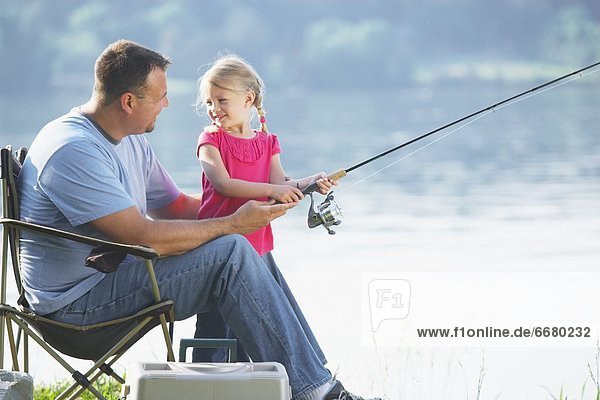 Menschlicher Vater  angeln  jung  Tochter