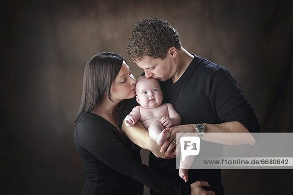 Menschlicher Vater  küssen  Mutter - Mensch  Baby