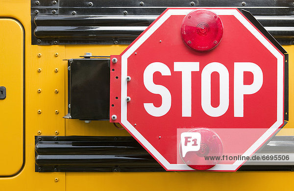 Stop-Schild auf Schulbus