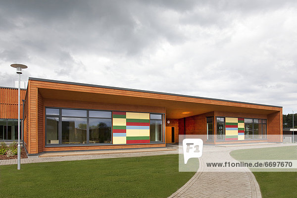 Eingang  frontal  Schule