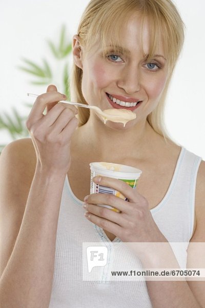 Frau  Tasse  Joghurt  essen  essend  isst