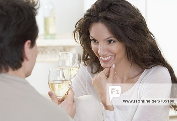 Paar stößt mit Weißwein an