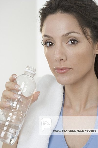 Wasser  Frau  Handtuch  Flasche