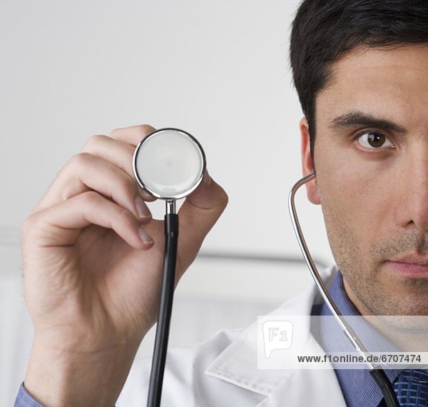 Arzt hält Stethoskop nach vorn