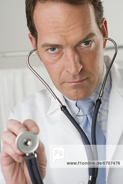 Arzt hält Stethoskop nach vorn