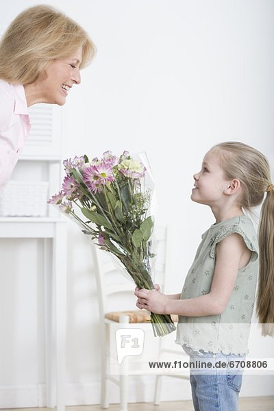Blumenstrauß Strauß geben Blume Enkeltochter Großmutter jung