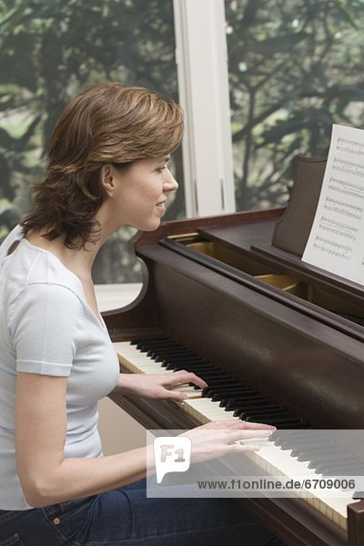 Frau Klavier spielen
