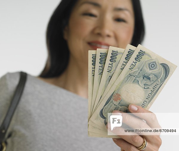 niedrig  Frau  halten  Geld  Ansicht  Flachwinkelansicht  Winkel  japanisch