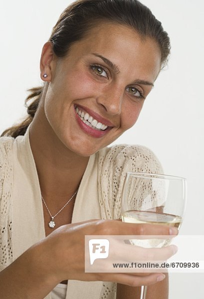 Frau  Glas  lächeln  Wein  halten