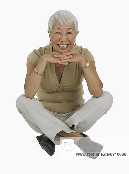 Schneidersitz  sitzend  Senior  Senioren  Frau  schießen  Studioaufnahme