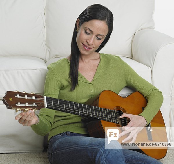 Frau  Couch  Spiel  Gitarre