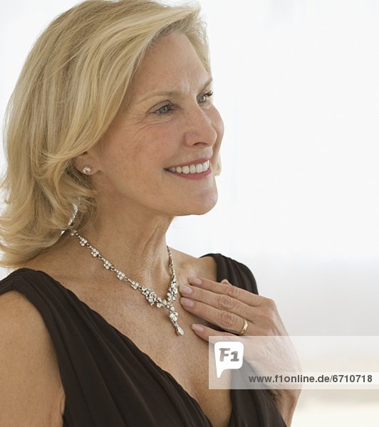 Senior  Senioren  Frau  Halskette  Kette  Kleidung  Diamant  Collier