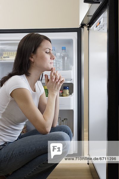 Woman looking im Kühlschrank